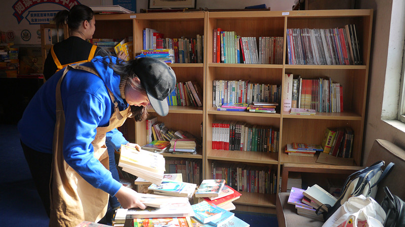 1509888647552255.jpg 整理书架1.jpg